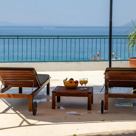 Apartment Beachfront Comfort Nives *