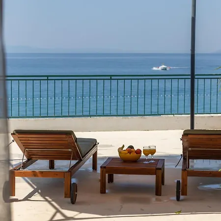 Beachfront Comfort Nives Apartment